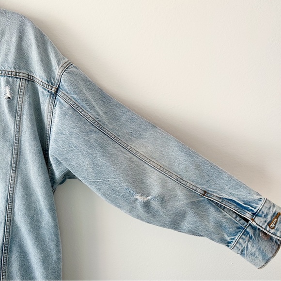 AE Oversized Boyfriend Denim Jacket Distressed Light Wash Women’s Size Small - Picture 11 of 15